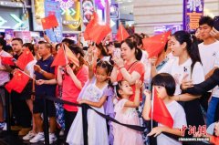 广州天河路商圈飘扬“中国红” 逾百场活动启国庆文旅新体验